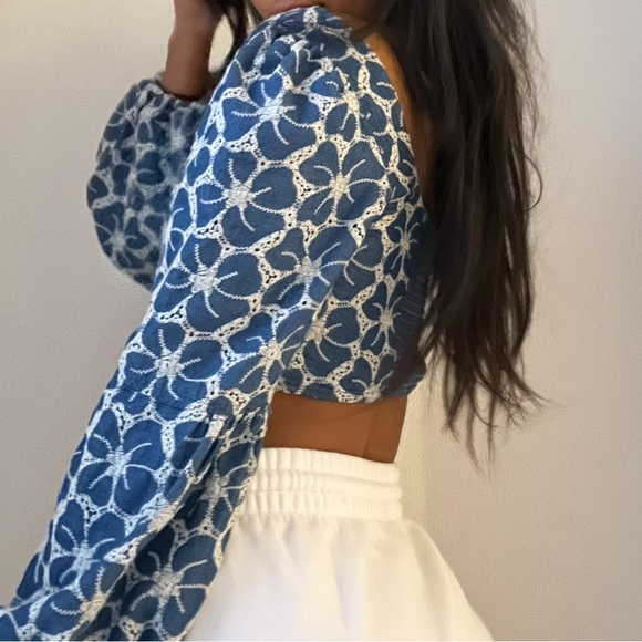 Beautiful Marciano textured detailed crop top size medium - Picture 4 of 5